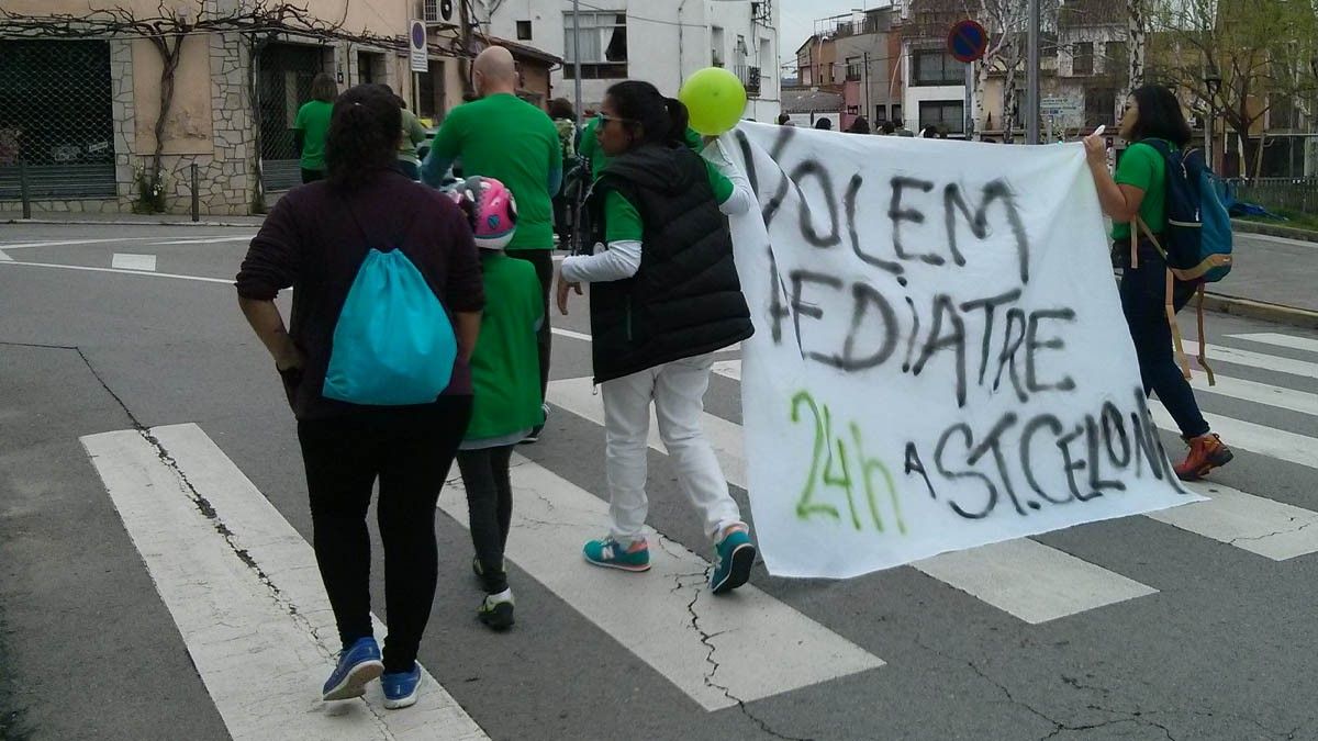 Una manifestació reclamant les urgències pediàtriques 24 hores a l'Hospital de Sant Celoni