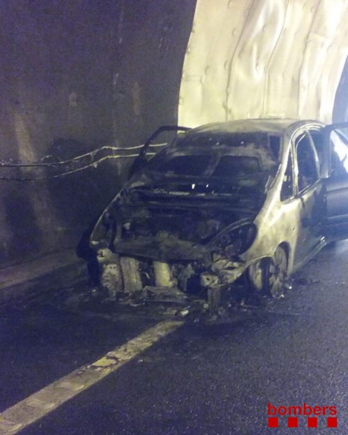 Camió cremat al túnel de les Comes a l'Eix Transversal