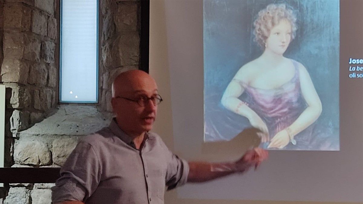 El director del Museu Aragay de Breda, Xavier Castanyer, presenta el quadre La bella del braçalet de robins de l'artista noucentista.