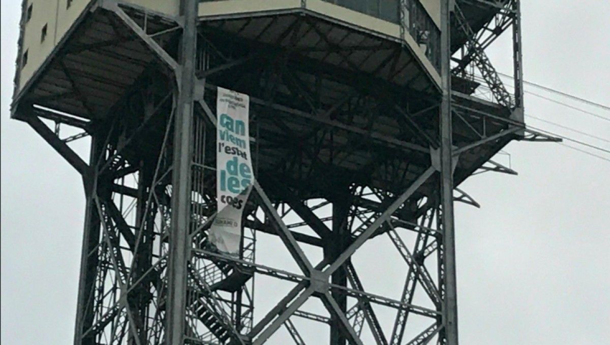 L'aeri del Port de Barcelona amb una pancarta del Tsunami Democràtic