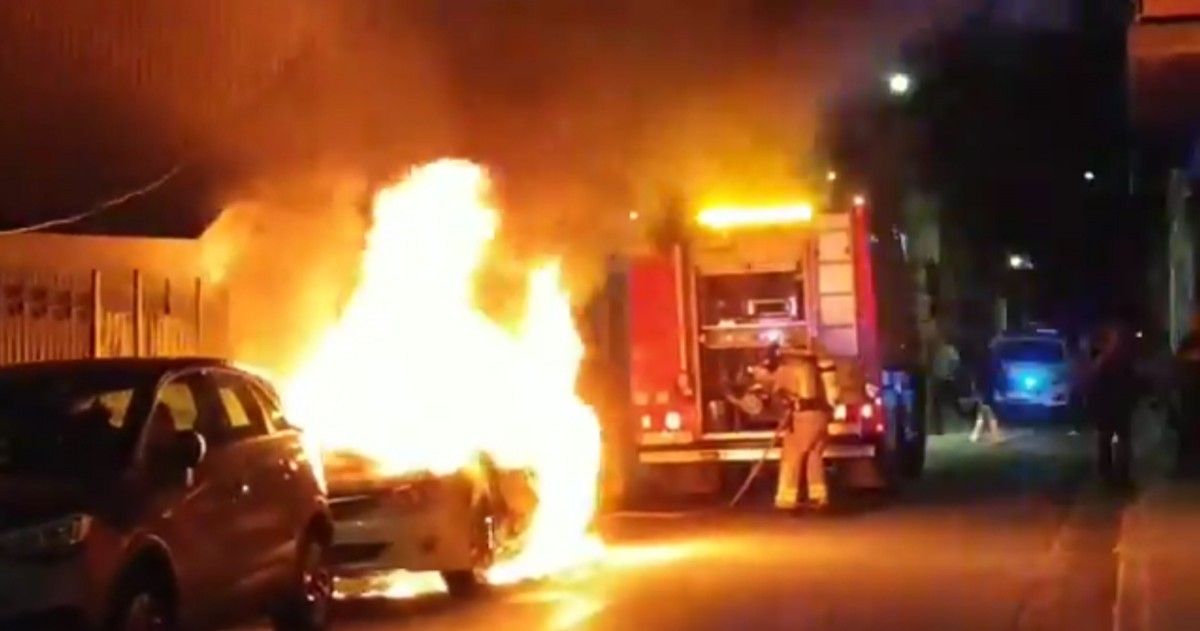 El cotxe que s'ha cremat al carrer Santa Rosa de Sant Celoni