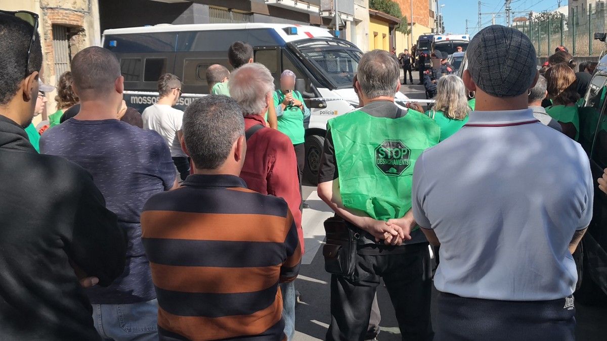 Una setantena d'activistes de la PAHC s'han concentrat al carrer Santiago Rusiñol on s'ha desnonat una família de Sant Celoni.