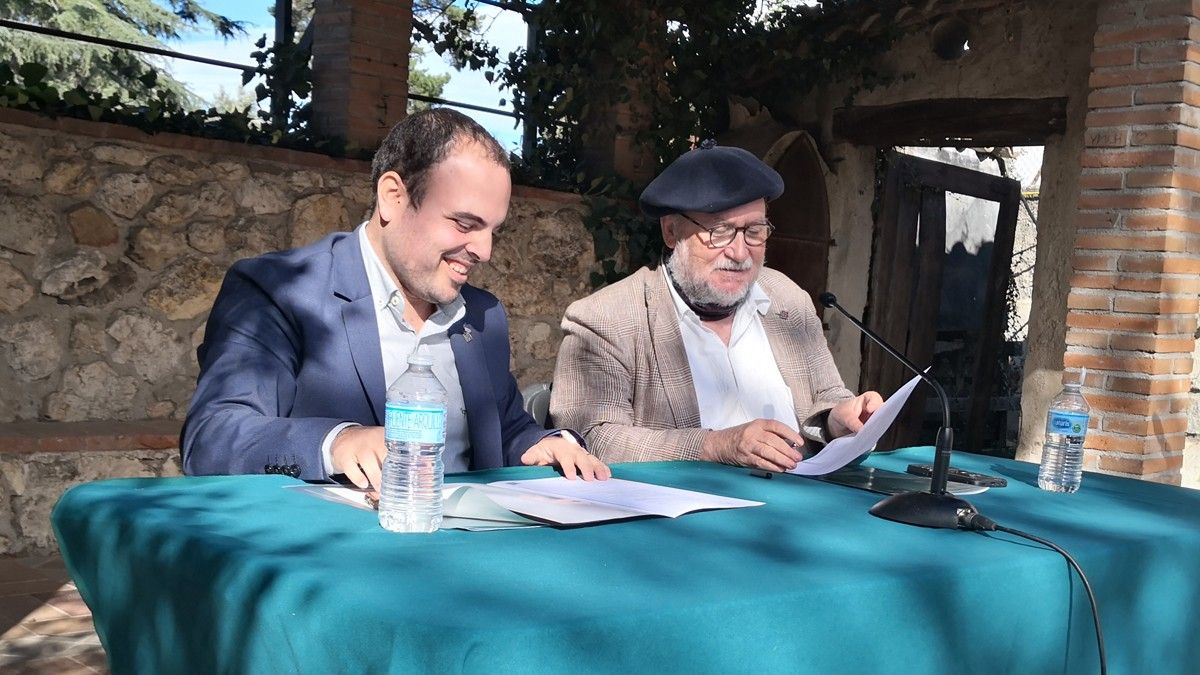 L'alcalde de Sant Celoni Eduard Vallhonesta i el doctor en Ciències Ambientals, Martí Boada en el moment de la signatura de cessió del fons documental.