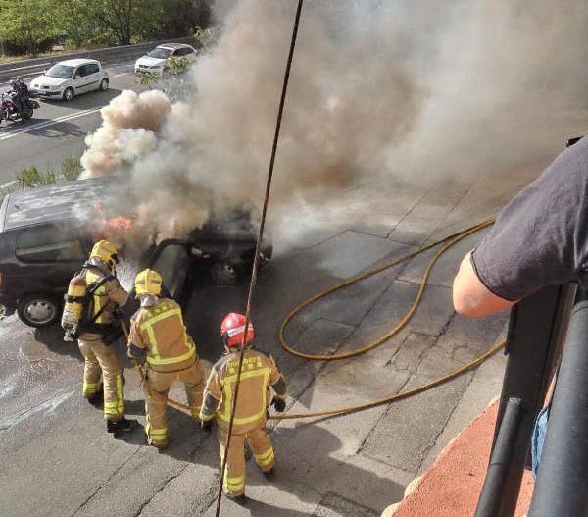 Els Bombers de la Generalitat apagant el foc d'un vehicle al barri del Pont trencat a Santa maria de Palautordera