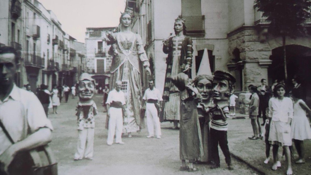 Els gegants d'Arenys de Mar Tallaferro i Flor d'Alba a la Festa Major de Sant Celoni de l'qny 1961.