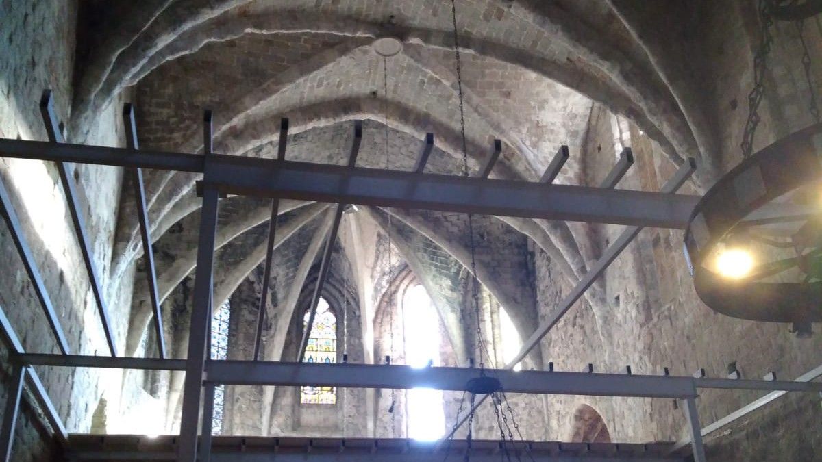 Obres de restauració de la segona volta gòtica de la coberta de l'esgésia Santa Maria de Breda.