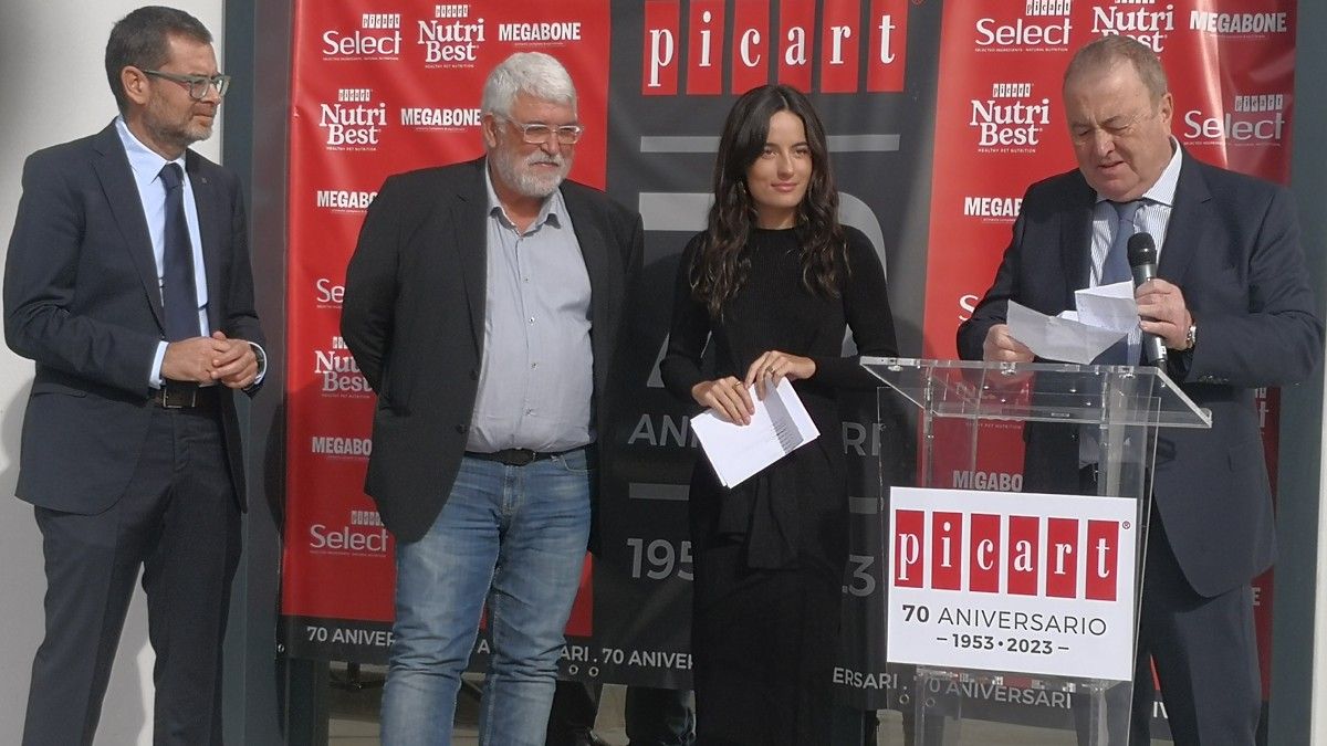 Joan Icart, acompanyat d'Oriol Alcoba i Martí Pujol, en la inauguració de la nova planta de Pinsos Picart