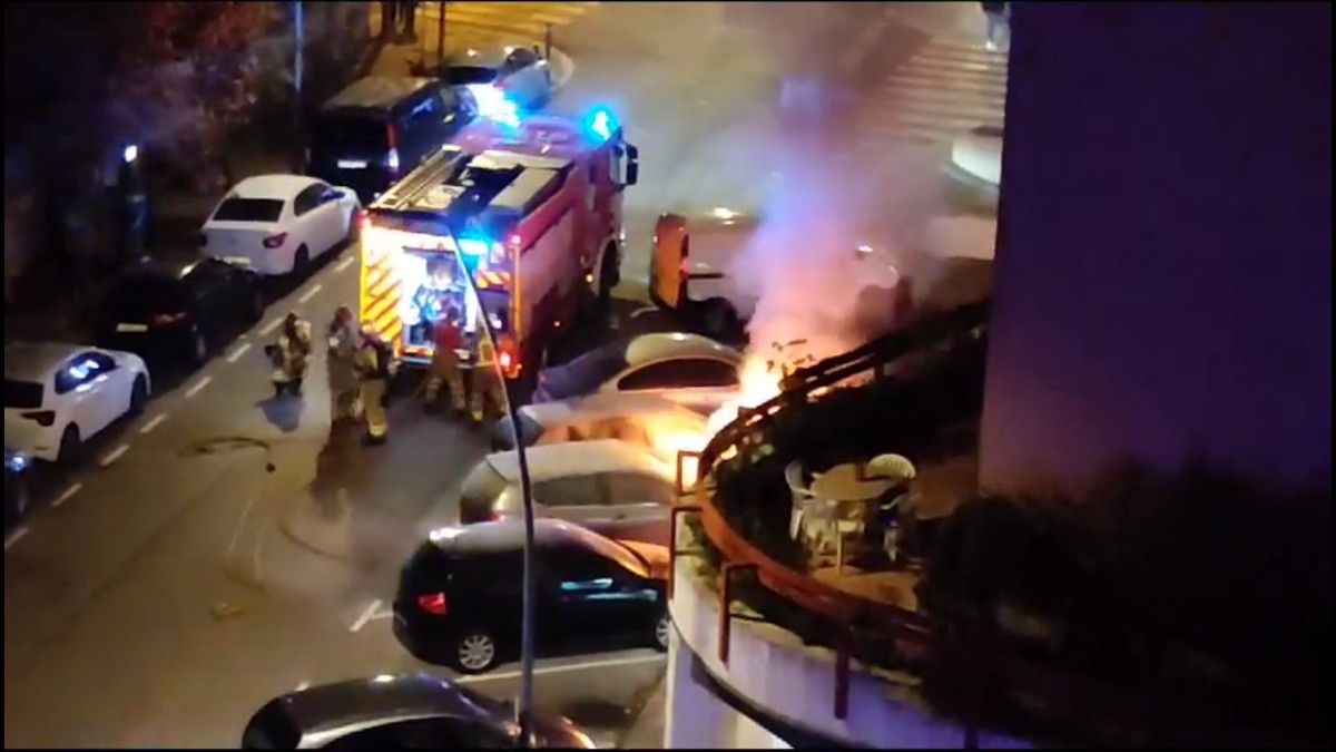 Un vehicle cremant a Sant Celoni.