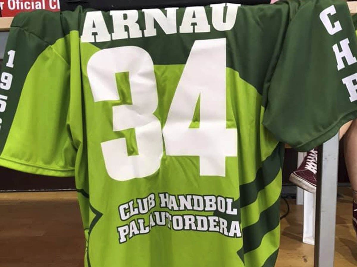 La samarreta amb el número 34 dedicada al jove Arnau 