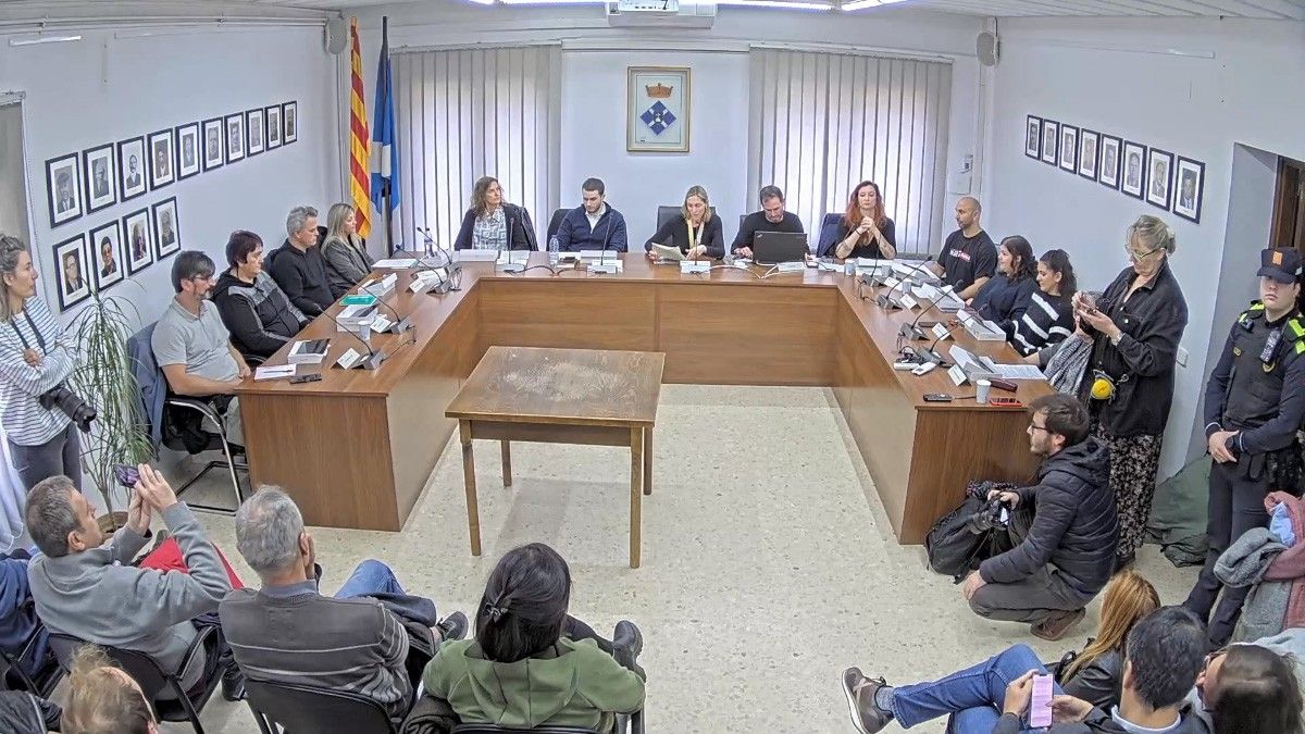Pla general de la sessió plenària de la moció de censura que ha propiciat el canvi de govern a l'Ajuntament de Vallgorguina.