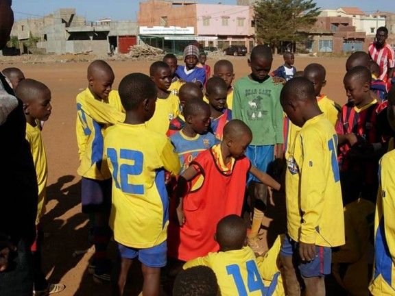 Un grup de joves de Mali amb la samarreta del CF Palautordera