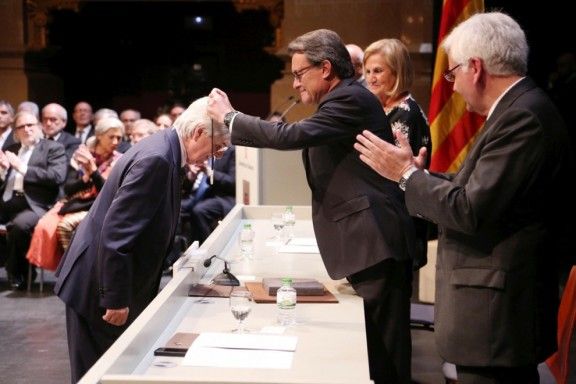 Ramon Coll en el moment de rebre del President de la Generalitat la Creu de Sant Jordi