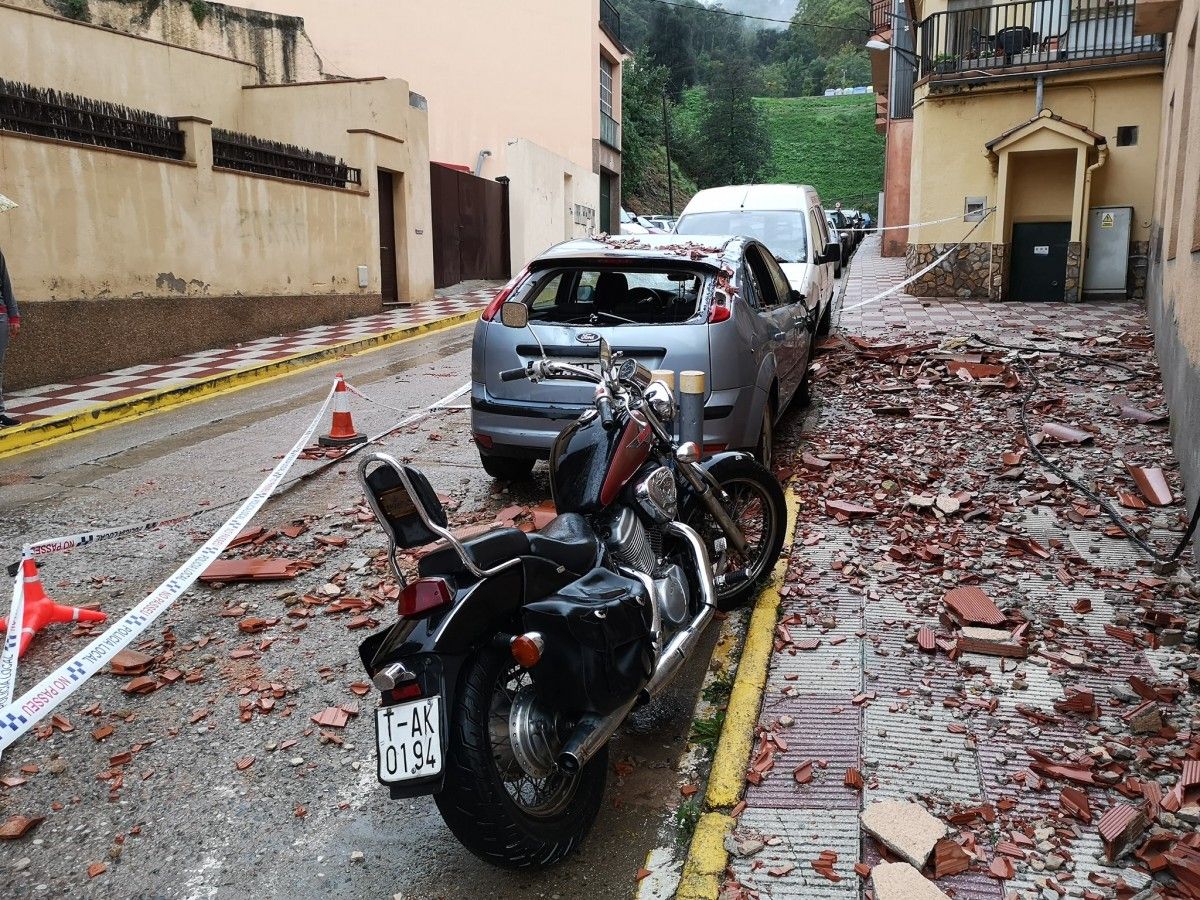 Vehicles afectats per la caiguda de runa en un carrer d'Arbúcies