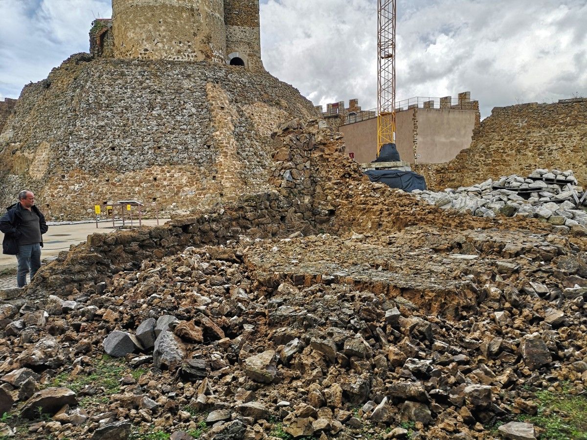 Estat en què ha quedat la capella gòtica del castell de Montsoriu pel pas d'un tornado
