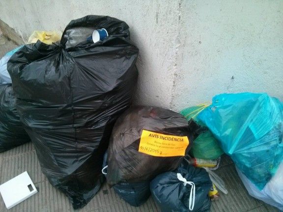 Algunes de les bosses d'escombraries que esperen ser col·locades en els contenidors adequats