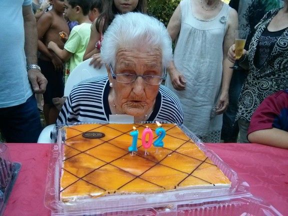 Encarnación García bufant les espelmes dels 102 anys