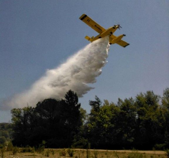 Mitjans aeris dels Bombers apagant el foc de La Ferreria