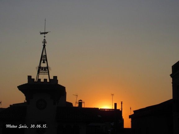 La sortida del sol a la plaça de la Vila de Sant Celoni