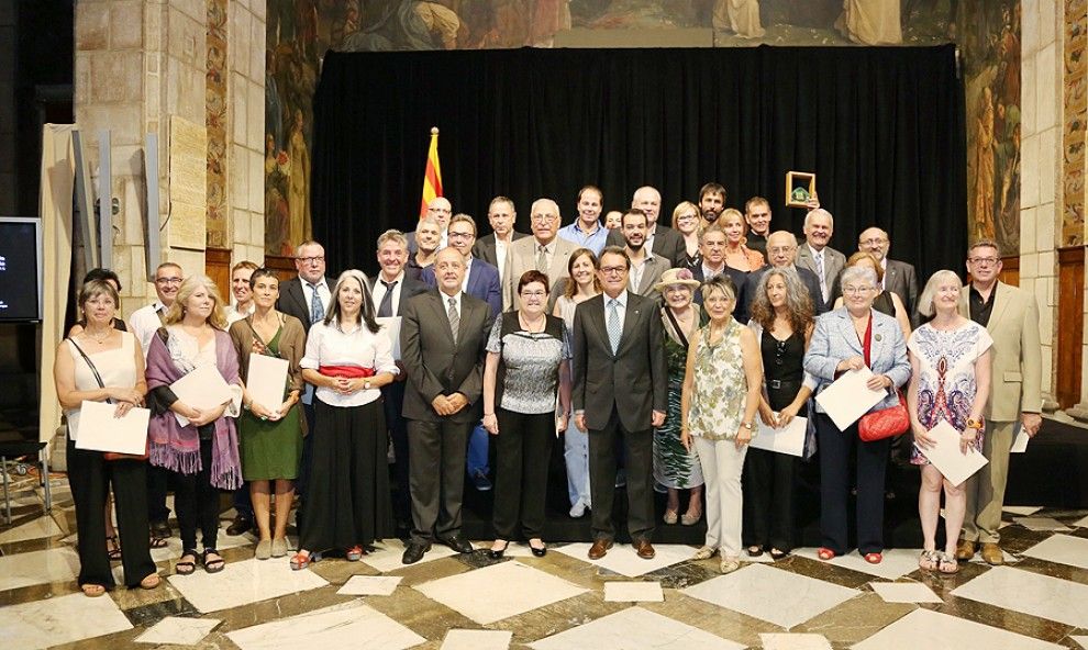 Foto de família dels guardonats, amb Felip Puig i Artur Mas. Al darrere del president, Pilarín Bayés.
