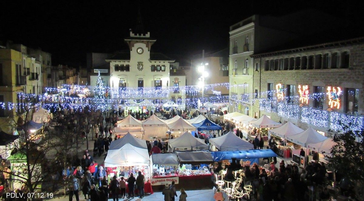 Vista de les parades de la plaça de la Vila de Sant Celoni de la Fira de Nadal 2019 