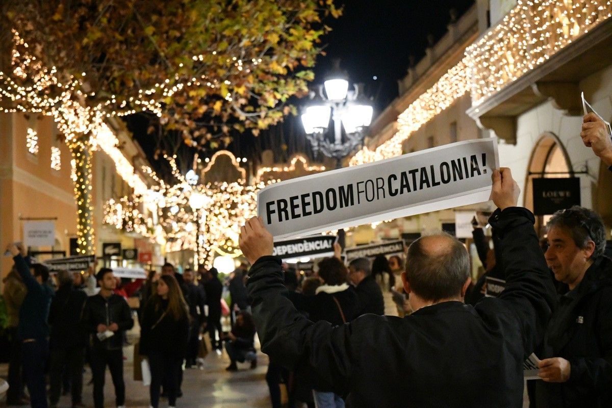 Manifestants dels CDR del Baix Montseny manifestant-se a La Roca Village