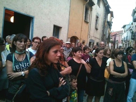 Participants en el minut de silenci i de vergonya convocat per Pallassos Sense Fronteres a Sant Esteve de Palautordera.