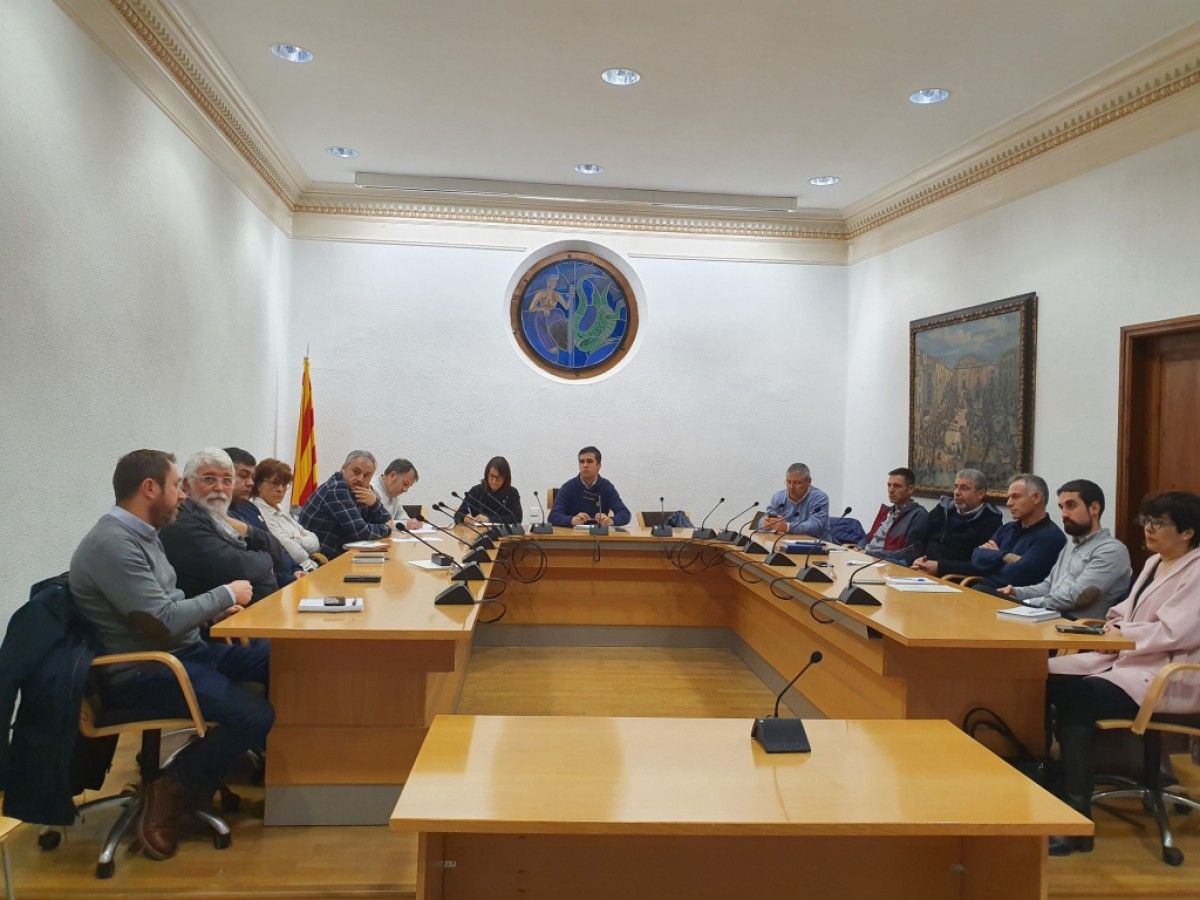 Reunió a la sala de plens de l'Ajuntaments de Sant Celoni dels alcaldes i alcaldesses del Baix Montseny amb les afectacions del la llevantada sobre la taula