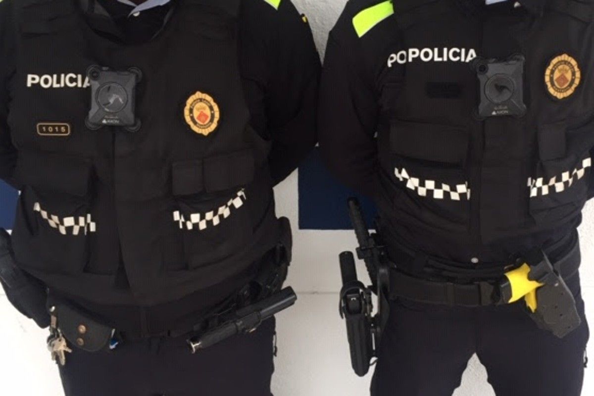Dos policies amb pistoles elèctriques i càmeres a l'uniforme