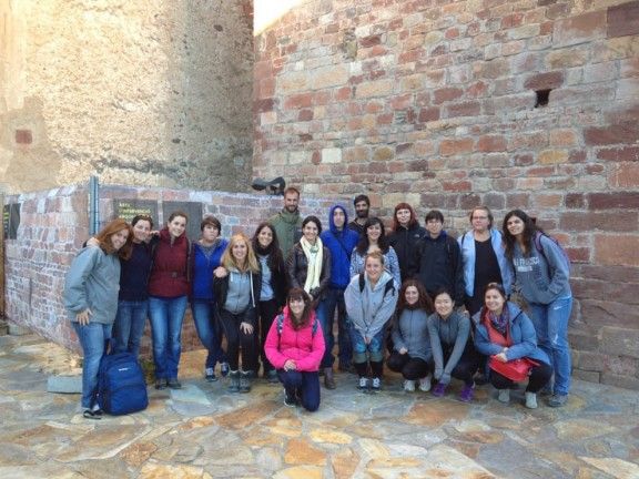 Grup de voluntaris de l'empresa Booking que col·laboren en la recuperació del patrimoni de Sant Pere de Vilamajor.