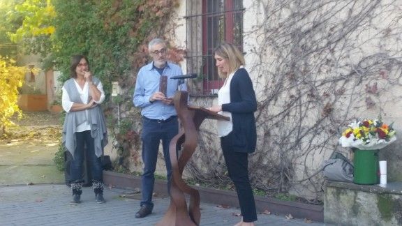 Tomeu Santapau amb l'alcaldessa Pamela Isus en el moment de rebre la insígnia de bronze