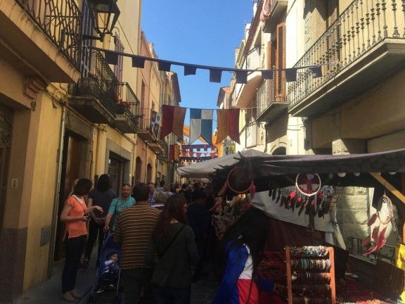Aquesta imatge de carrers d'Hostalric plens de gent per la Fira Medieval aquest anys no hi seran