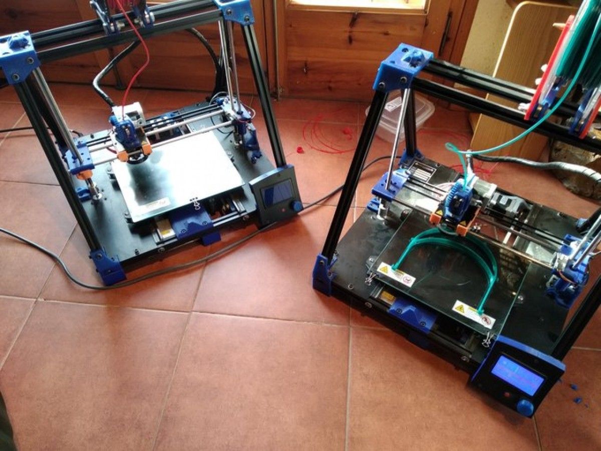 Impressores 3D imprimint viseres per a l'Hospital de Sant Celoni