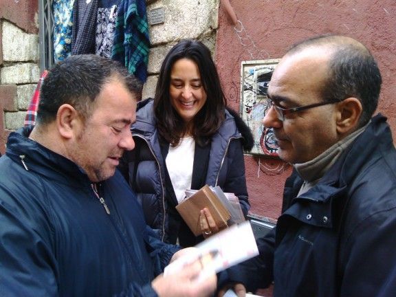 Ester Niubó amb Josep Capote fent campanya electoral a Sant Celoni.