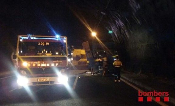 Un camió ha bolcat la càrrega de palla en el túnel de Joanet, a Arbúcies.
