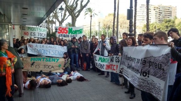 Un moment de la protesta en defensa del Montseny d'aquest matí a Barcelona.