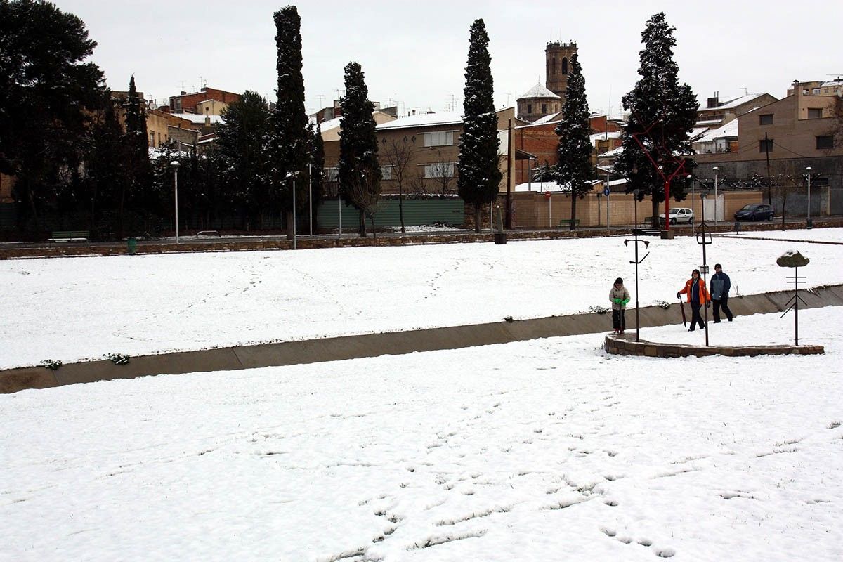 El parc de l'Ondara de Tàrrega, emblanquinat per la neu