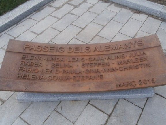 Placa en record dels alumnes i professors morts en l'accident de Germanwings.