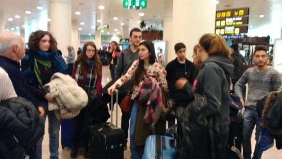 Alguns dels estudiants a l'aeroport del Prat aquest migdia.