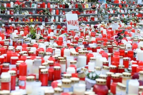 Minut de silenci en memòria de les víctimes de l'accident de Germanwings.