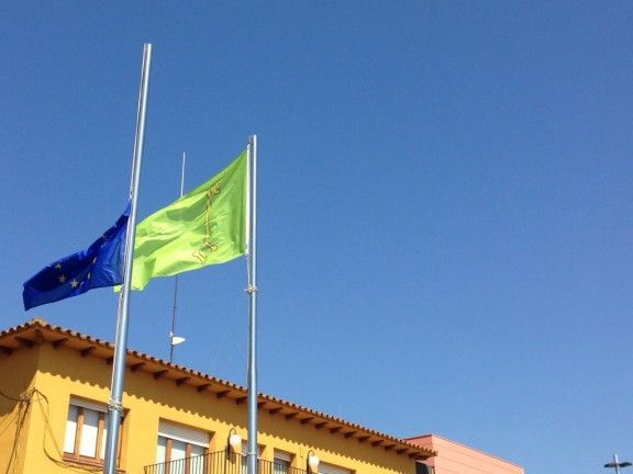 La bandera europea a mig pal a Sant Pere de Vilamajor.