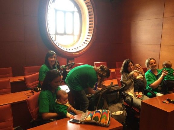 Mares del Baix Montseny al parlament reivindicant urgències de pediatria.