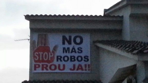 Pancartes exigint que no hi hagi més robatoris a la urbanització de Les Faldes del Montseny.