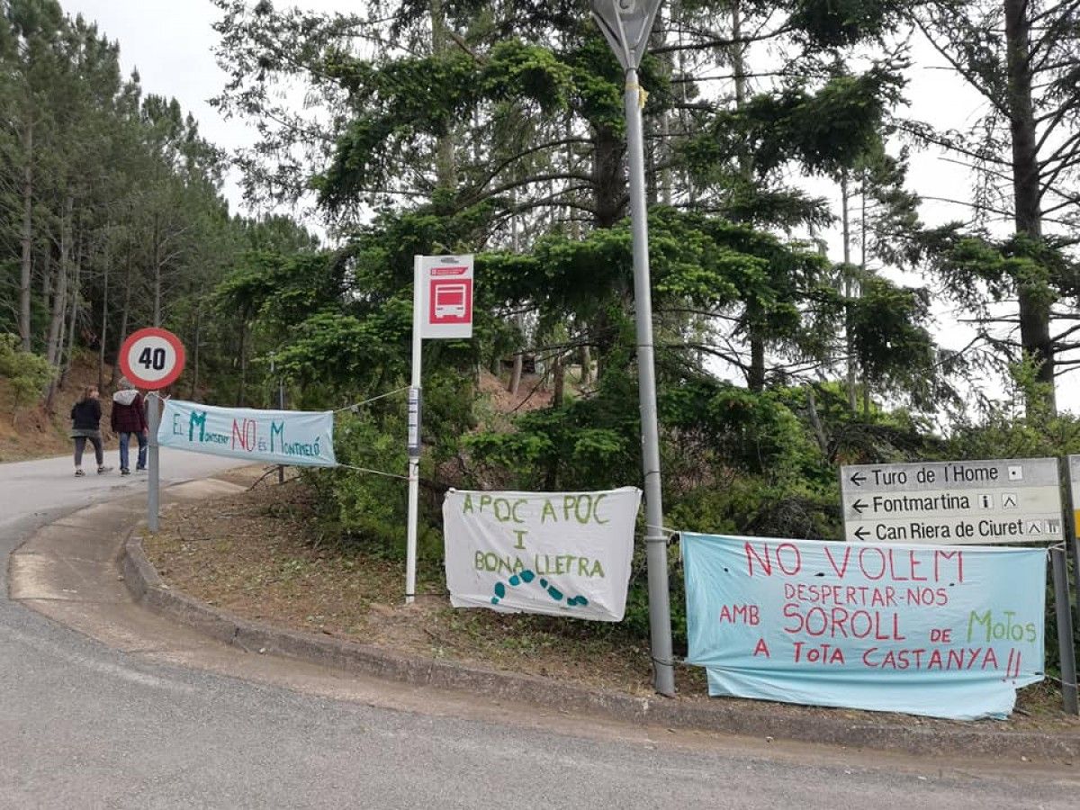 Pancartes a l'entrada de lLa Costa del Montseny contra la invasió de motos