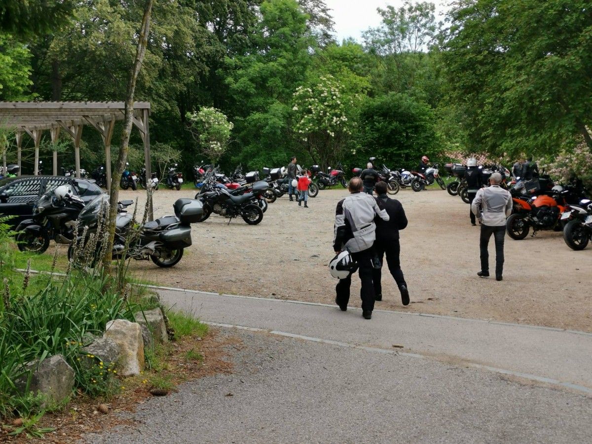 Algunes de les motos concentrades a Santa Fe del Montseny