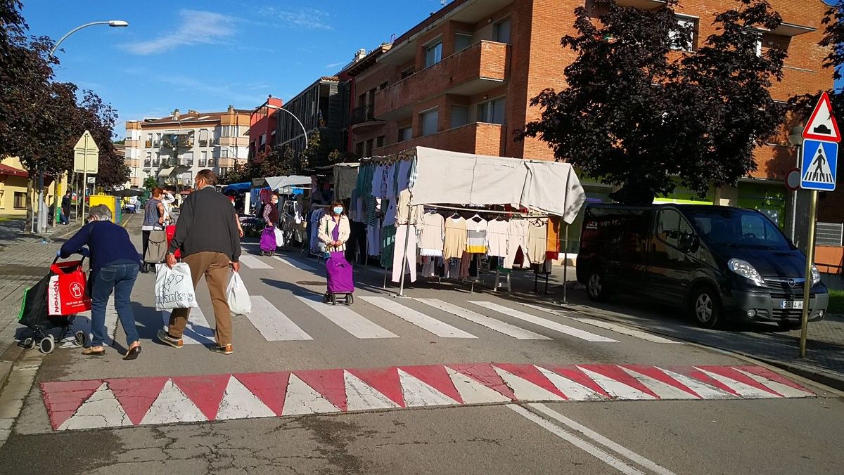 Les parades de tèxtil han retornat al mercat setmanal de Sant Celoni però temporalment al carrer Esteve Cardelús