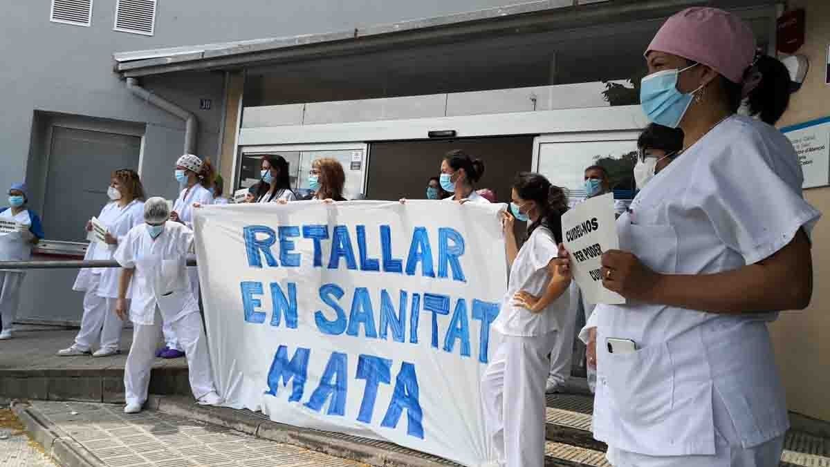 Retallar en sanitat mata, lema de la concentració del personal sanitari de Sant Celoni