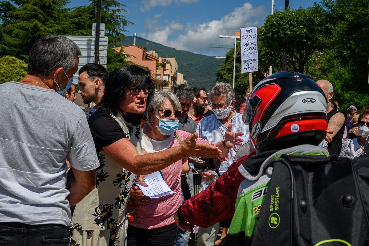 Veïns i entitats protesten per la massificació del Parc Natural del Montseny a Sant Esteve de Palautordera