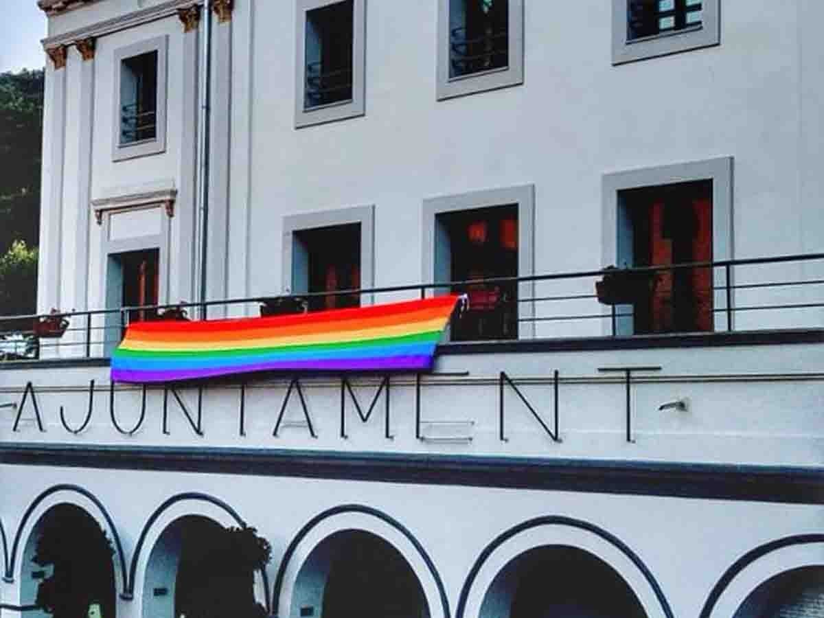 La bandera LGTBI a la façana de l'Ajuntament d'Arbúcies aquest diumenge 28J
