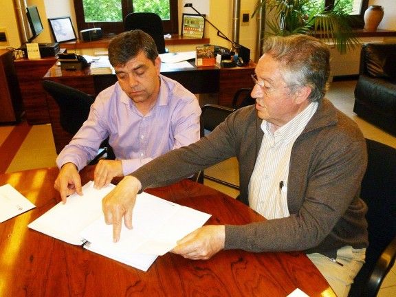 El diputat Jesús Calderer lliura el projecte d'ampliació de l'escorxador a l'alcalde de Montseny Alfons Planas.