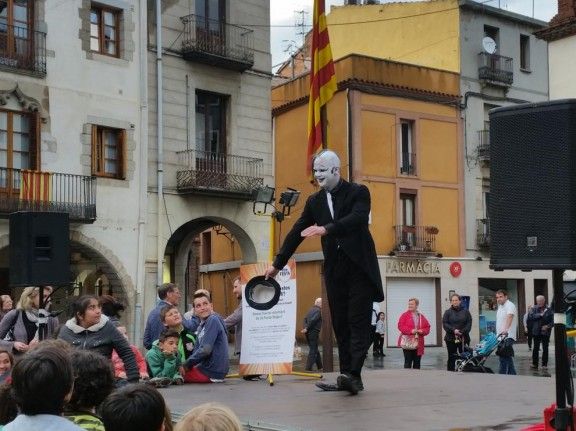 En Pocafarra actuant a la plaça de la Vila de Sant Celoni el 7 de maig per convèncer el jurat.